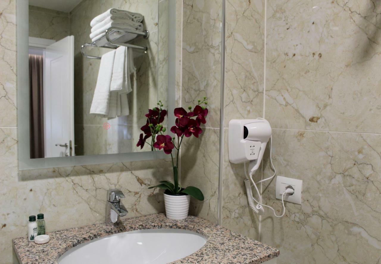 Ramel Hotel ティラナ エクステリア 写真